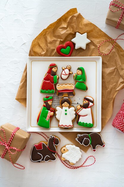 Weihnachtslebkuchenplätzchen mit Weihnachtsdekorationen Weihnachtszusammensetzung