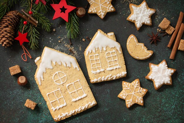 Weihnachtslebkuchenplätzchen und Zutaten zum Backen. Kulinarische Hintergründe. Draufsicht flach legen Hintergrund.