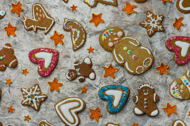 Weihnachtsleckere Lebkuchenplätzchen auf Holzhintergrund Natürliches, umweltfreundliches Dekor aus Mandarinenschalen in Form von Sternen, hergestellt durch Backen von Keksausstecher aus Metall