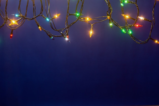 Weihnachtslichter auf blauem Hintergrund mit Kopienraum