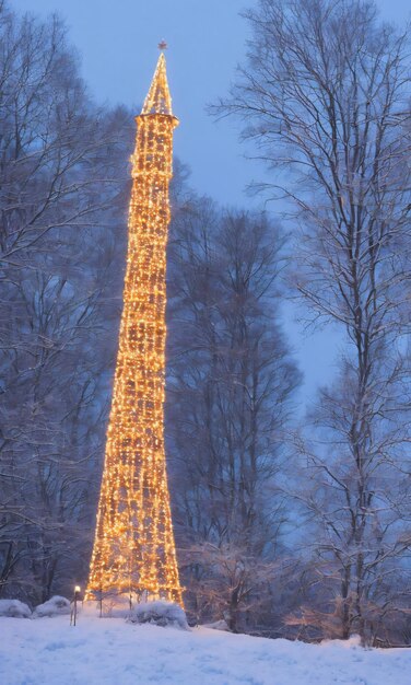 Foto weihnachtslichter auf einem turm ihr glanz wirft lange schatten auf den schneebedeckten boden