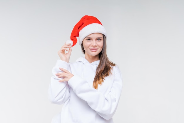 Weihnachtsmädchen Schönes jugendlich Modell in Sankt-Hut lokalisiert auf Hintergrund