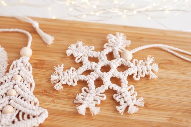 Weihnachtsmakrameedekor auf Holztisch