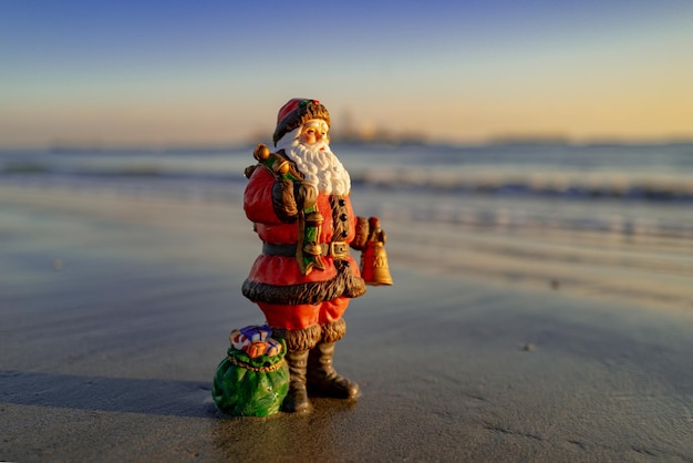 Weihnachtsmann am Meeresstrand. Weihnachten und Urlaub.