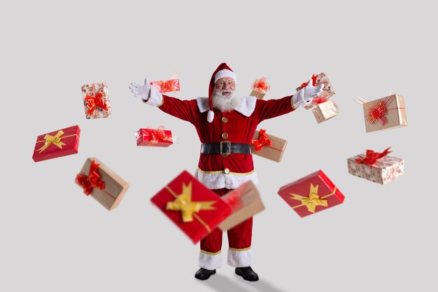 Weihnachtsmann auf weißem Hintergrund mit Kopienraum. Geschenke fliegen. Banner-Kunst.