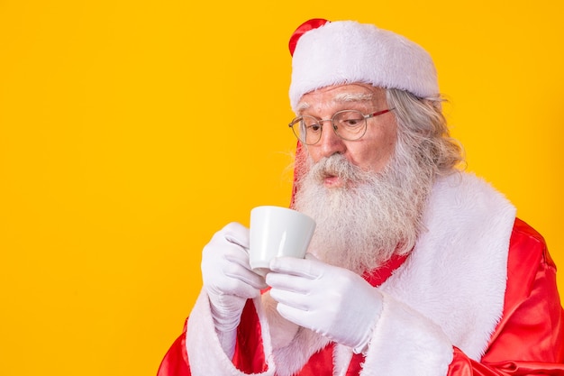 Weihnachtsmann bei einer Tasse Kaffee oder Tee