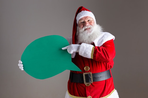 Weihnachtsmann, der leeren Textballon hält.
