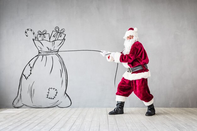 Weihnachtsmann, der Tasche hält. Weihnachten Weihnachtsferienkonzept