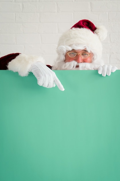 Weihnachtsmann hält Banner leer. Frohe Weihnachtsgrußkarte