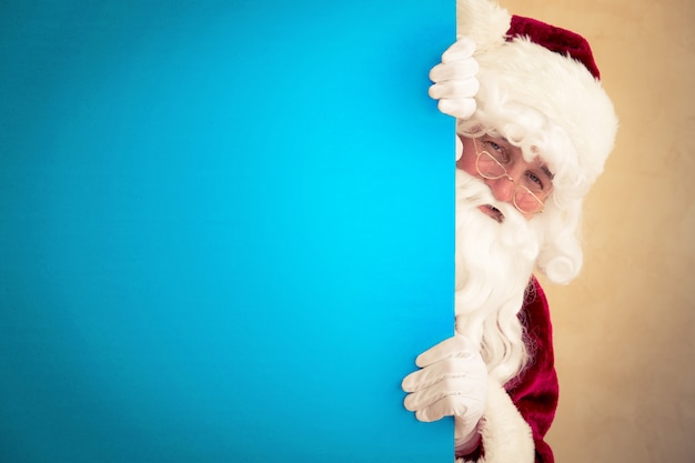 Weihnachtsmann hält Banner leer