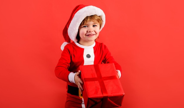 Weihnachtsmann-Helfer mit vorhandener Geschenkbox Weihnachtskind kleines Kind feiern Winterferien des neuen Jahres