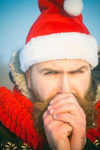 Weihnachtsmann-Hipster in roter Mütze und Schal.