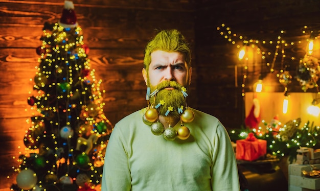 Weihnachtsmann im Friseursalon Weihnachten-Stil für den modernen Weihnachtmann