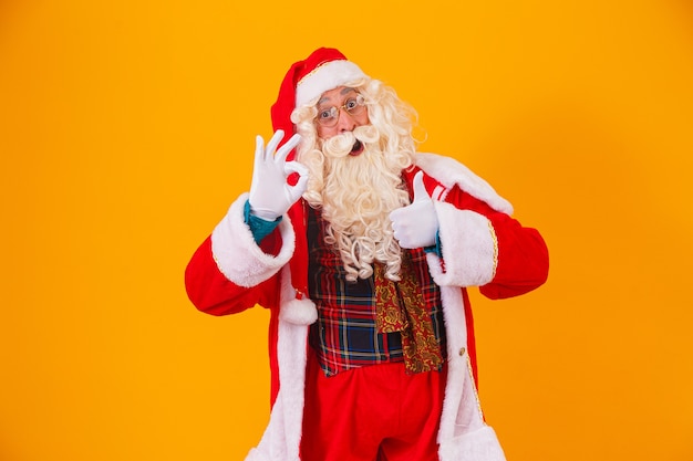 Weihnachtsmann mit dem Daumen nach oben gibt einen Daumen nach oben ok