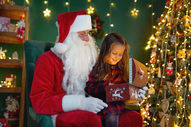 Weihnachtsmann mit einem kleinen süßen Mädchen