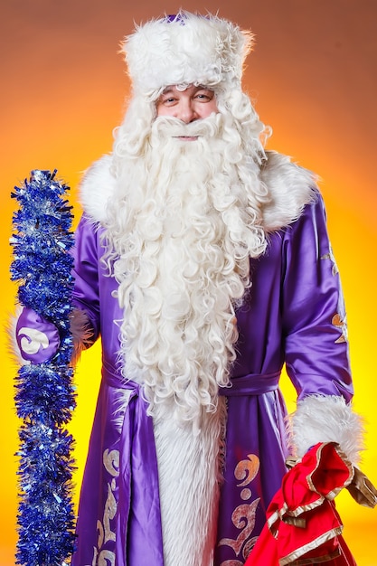 Weihnachtsmann mit einer Tüte Geschenke. Foto in hoher Qualität