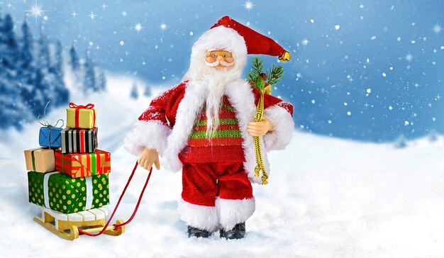 Weihnachtsmann mit Geschenkboxen auf verschneitem Landschaftshintergrund.