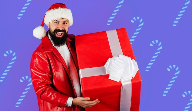 Weihnachtsmann mit großen Präsentkartonlieferungsgeschenken Bärtiger Mann in Weihnachtsmütze mit Neujahrsgeschenk