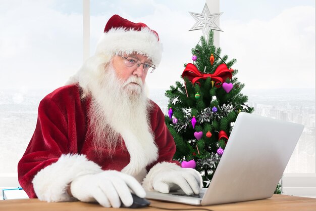 Weihnachtsmann mit Laptop