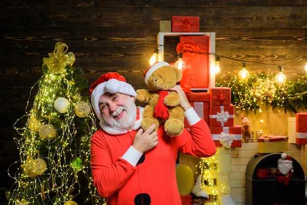 Weihnachtsmann mit Teddybär auf Schultern Weihnachtsdekoration Frohes neues Jahr Weihnachtsmann mit Spielzeug