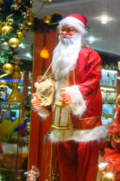 Weihnachtsmann oder St. Nikolaus in festlich geschmückten Fenstern traditionelle Dekoration Weihnachtshaus am Silvesterabend Der Weihnachtsfeiertag Hintergrund