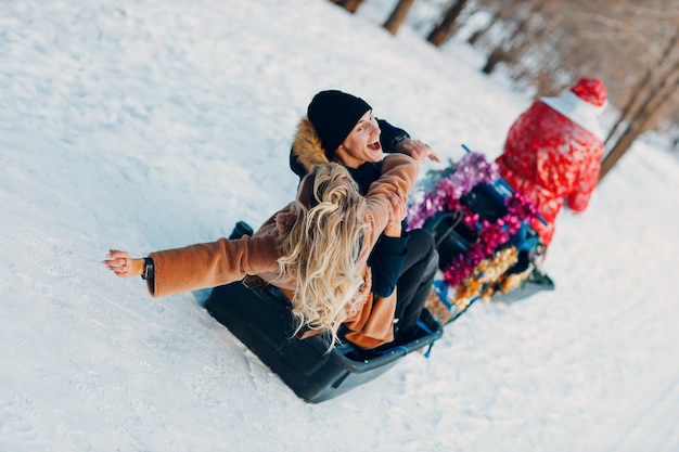 Weihnachtsmann reitet Schneemobil verliebtes Paar im Winterwald