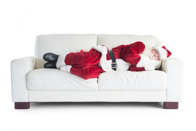 Weihnachtsmann schläft auf einer Couch