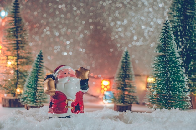 Weihnachtsmann-stand im stapel des schnees nachts stilles mit weihnachtsbaum und verzierung