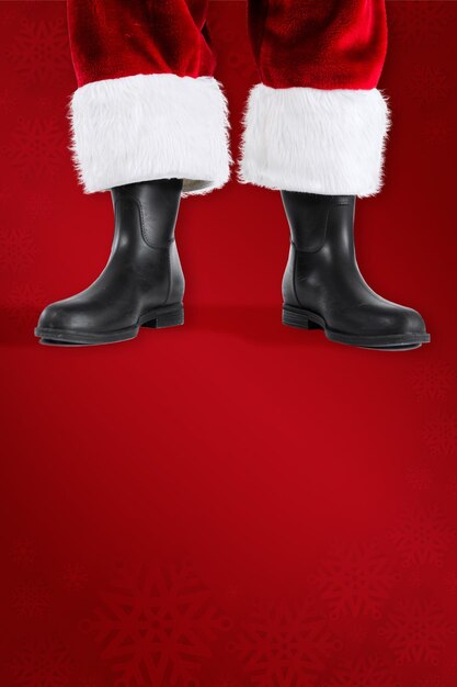 Weihnachtsmann-Stiefel vor rotem Hintergrund