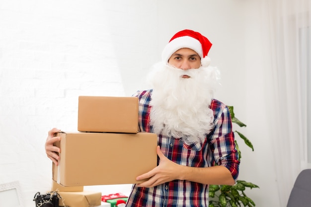 Weihnachtsmann trägt einen Karton auf weißem Hintergrund
