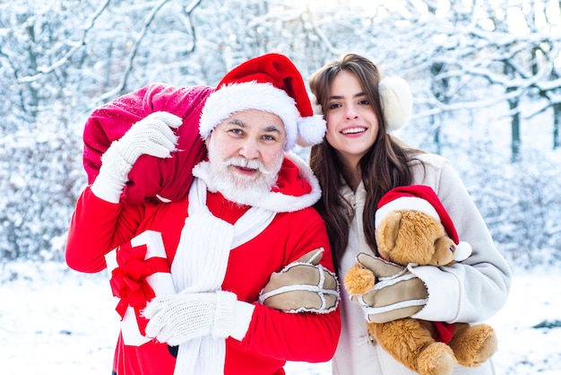 Weihnachtsmann und Frau in einem Wald