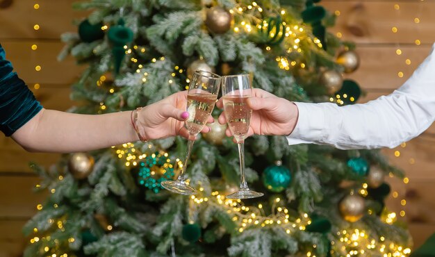 Weihnachtsmann und -frau mit Gläsern Champagner. Selektiver Fokus. Urlaub.