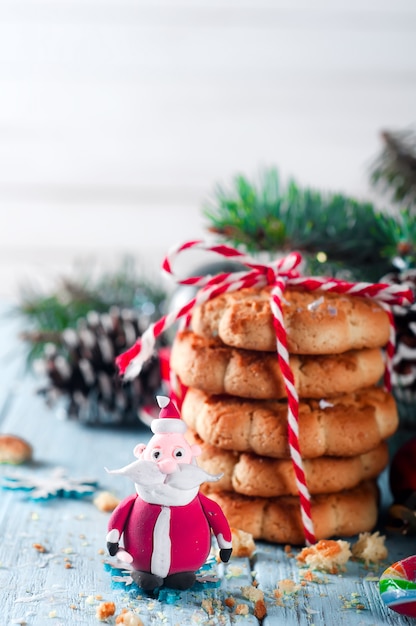 Weihnachtsmann und hausgemachte Weihnachtsplätzchen mit Dekoration