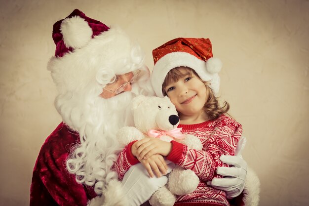 Weihnachtsmann und Kind zu Hause. Weihnachtsgeschenk. Familienurlaubskonzept