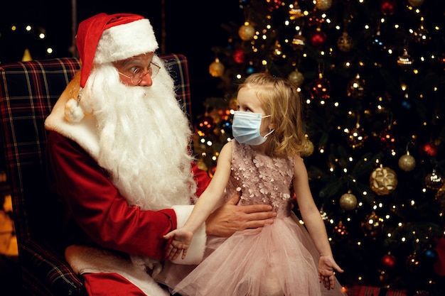 Weihnachtsmann und kleines Mädchen am Weihnachtstag