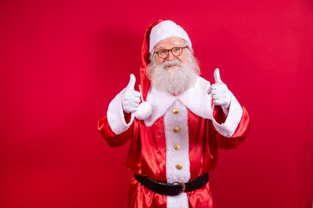 Weihnachtsmann zeigt Daumen nach oben. Weihnachtsmann mit echtem Bart und tollem Lächeln, das Daumen aufgibt.