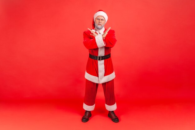 Weihnachtsmann zeigt x-Zeichen mit gekreuzten Händen, was bedeutet Stopp, dies ist das Ende.