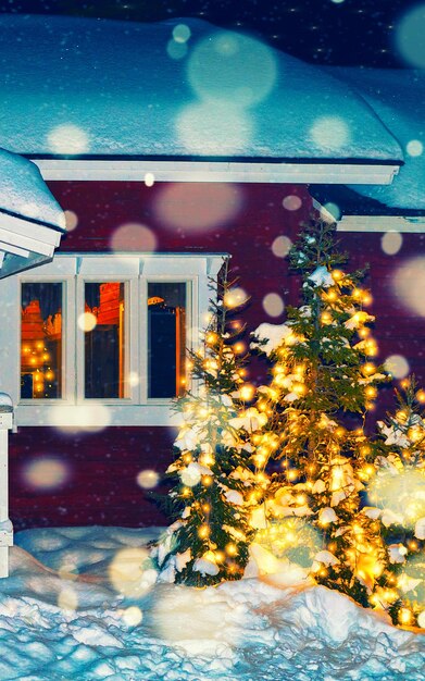 Weihnachtsmanndorf in Rovaniemi in Finnland Lappland. Weihnachtsbürohaus im Winter. Laponia unter Schnee. Reisen Sie nach Joulupukki im Ferienpark am Nordpol. Neujahr. Cottage und Einfamilienhaus.