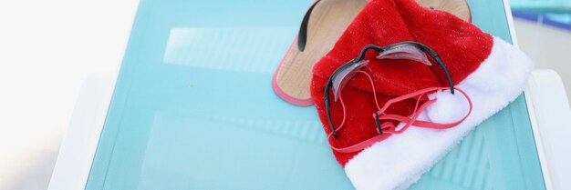 Weihnachtsmannmütze und Zubehör zum Schwimmen im Pool