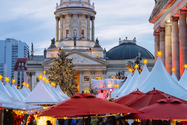 Weihnachtsmarkt am Gendarmenmarkt im Winter Berlin, Deutschland. Adventmarkt Dekoration und Stände mit Kunsthandwerk auf dem Basar.