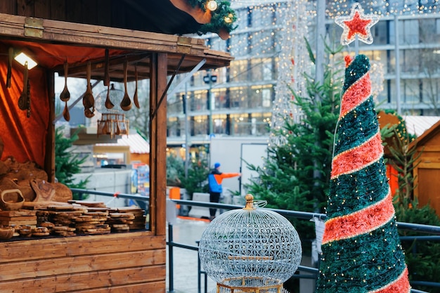 Weihnachtsmarkt an der Kaiser-Wilhelm-Gedächtniskirche in Winter Berlin, in Deutschland. Adventmarkt Dekoration und Stände mit Kunsthandwerk auf dem Basar.