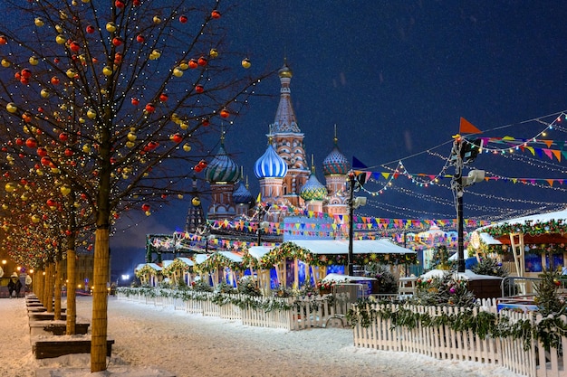 Weihnachtsmarkt auf dem Roten Platz in Moskau für das neue Jahr Der Schneesturm