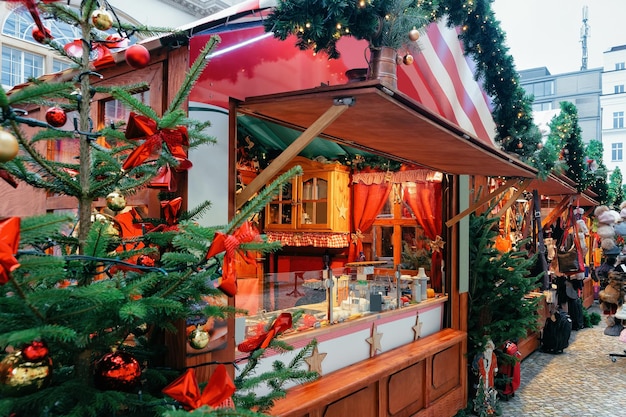 Weihnachtsmarkt im Opernpalais in Mitte im Winter Berlin, Deutschland. Adventmarkt Dekoration und Stände mit Kunsthandwerk auf dem Basar.