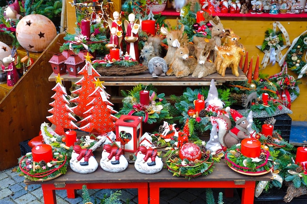 Foto weihnachtsmarkt in bayern mit beleuchteten geschäften für geschenke und dekorationen