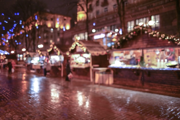 Weihnachtsmarkt in der Stadt bei Nacht, unscharfer Hintergrund