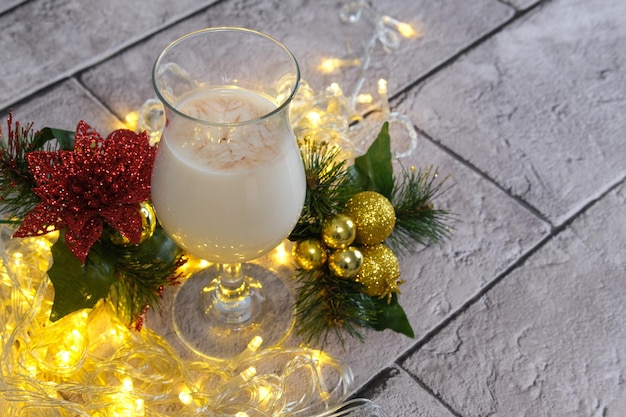 Weihnachtsmilch in einem Glas für den Weihnachtsmann, Nahaufnahme, selektiver Fokus.