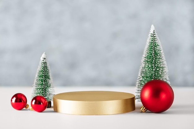 Weihnachtsmockup mit Weihnachtsschmuck und Bäumen für Design