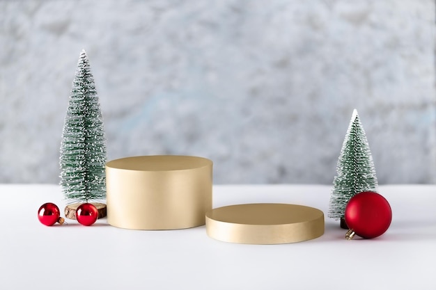 Weihnachtsmockup mit Weihnachtsschmuck und Bäumen für Design