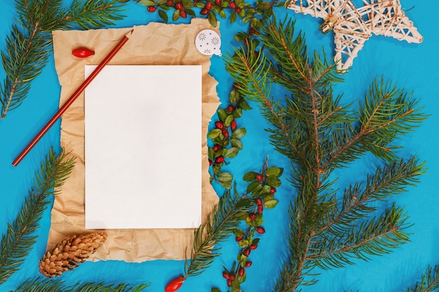 Weihnachtsmodell für Postkarte mit Trockenfrüchten, Bastelpapier, Geschenkbox, handgemachtem Weihnachtsspielzeug