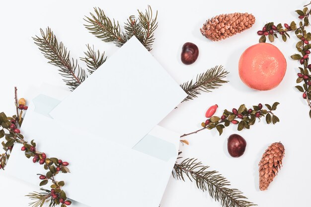 Weihnachtsmodell für Postkarte mit Trockenfrüchten, Bastelpapier, Geschenkbox, handgemachtem Weihnachtsspielzeug